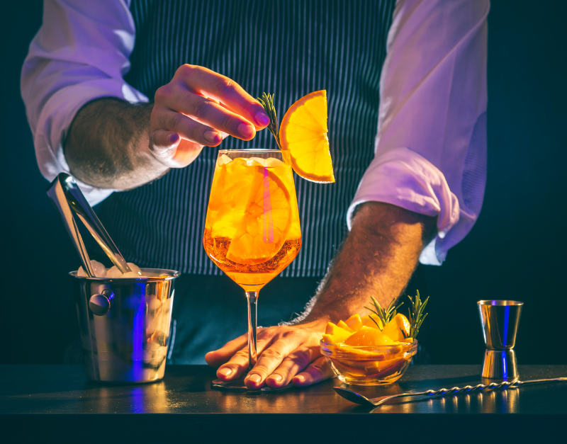 Barman pripravlja koktajl na dogodku - Black Kitchen catering