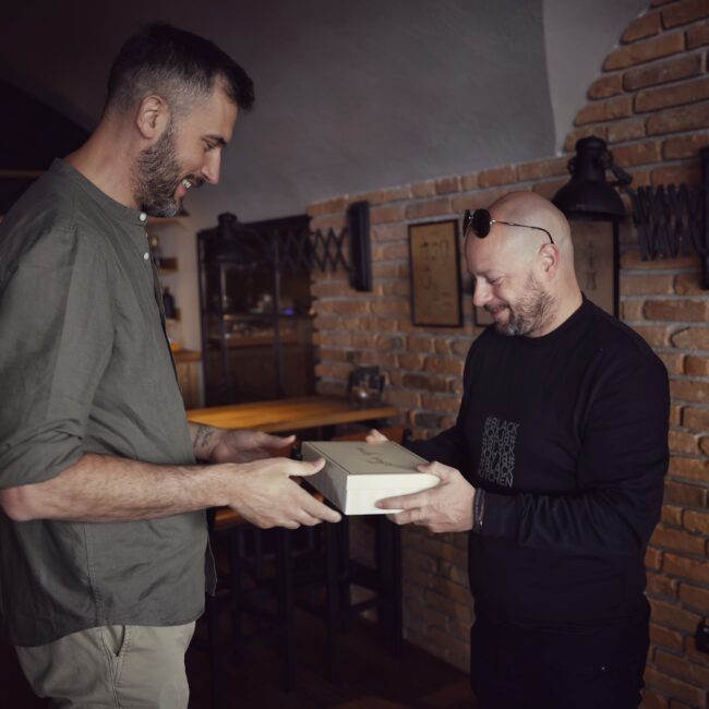 Black Kitchen catering ekipa pri predaji naročila stranki