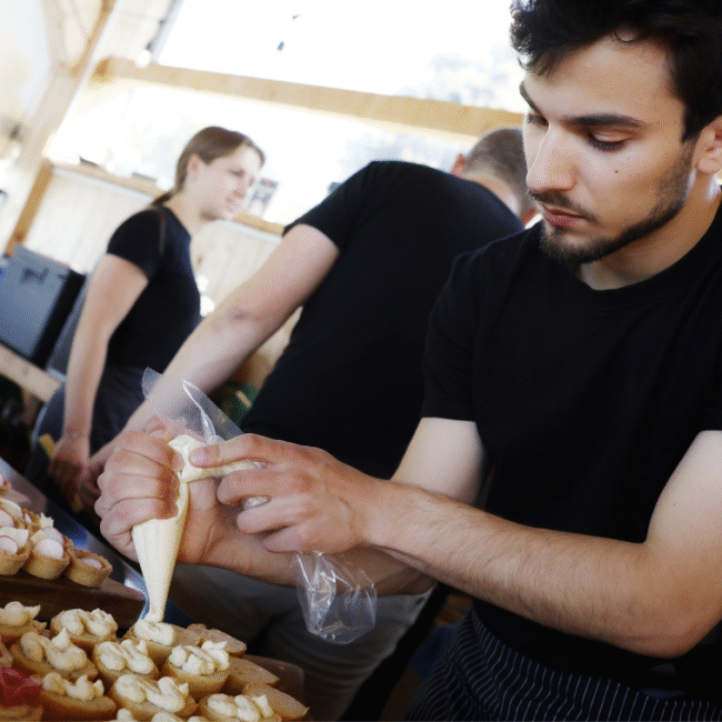 Black Kitchen catering ekipa pri pripravi finger food na terenu